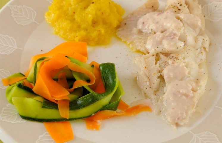 Cuisiner poisson de cabillaud aux légumes au cuiseur vapeur