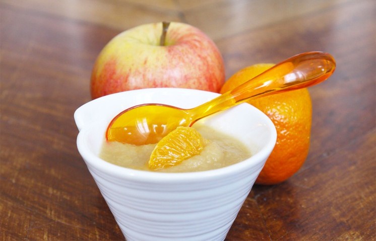 Réaliser une compote de fruits aux pommes et à l'orange pour bébé