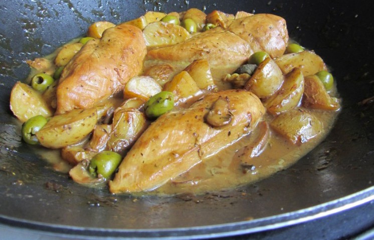 Un délicieux poulet sauce au vin blanc, olives et champignons